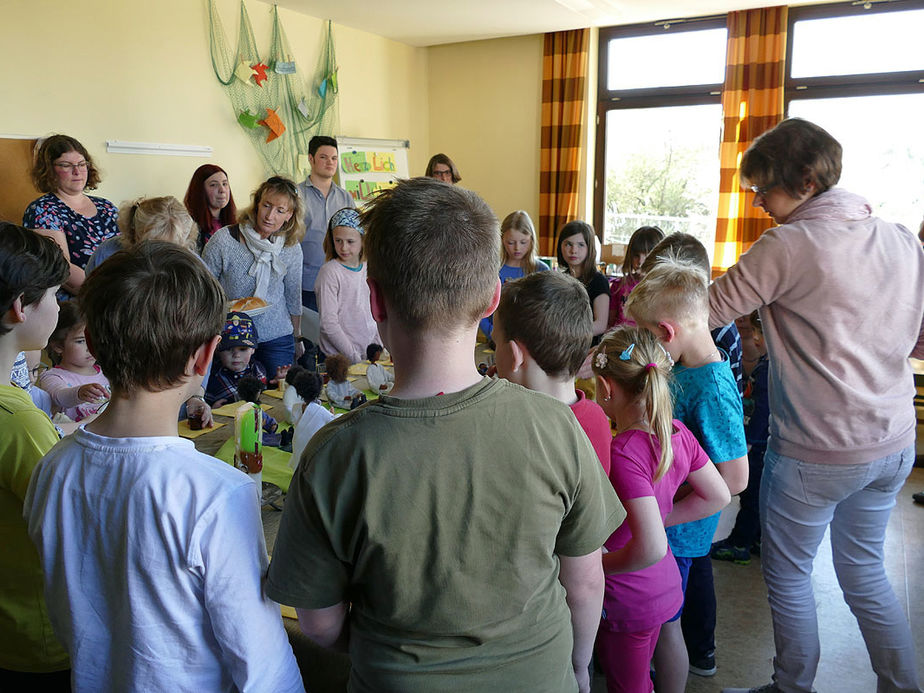 Kinderkarfreitagsliturgie im Gemeindezentrum (Foto: Karl-Franz Thiede)